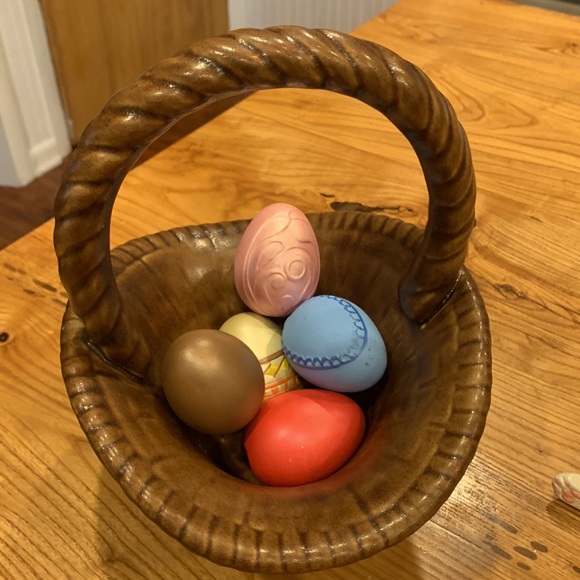 Kitsch vintage hand, painted ceramic Easter basket - Picture 3 of 8